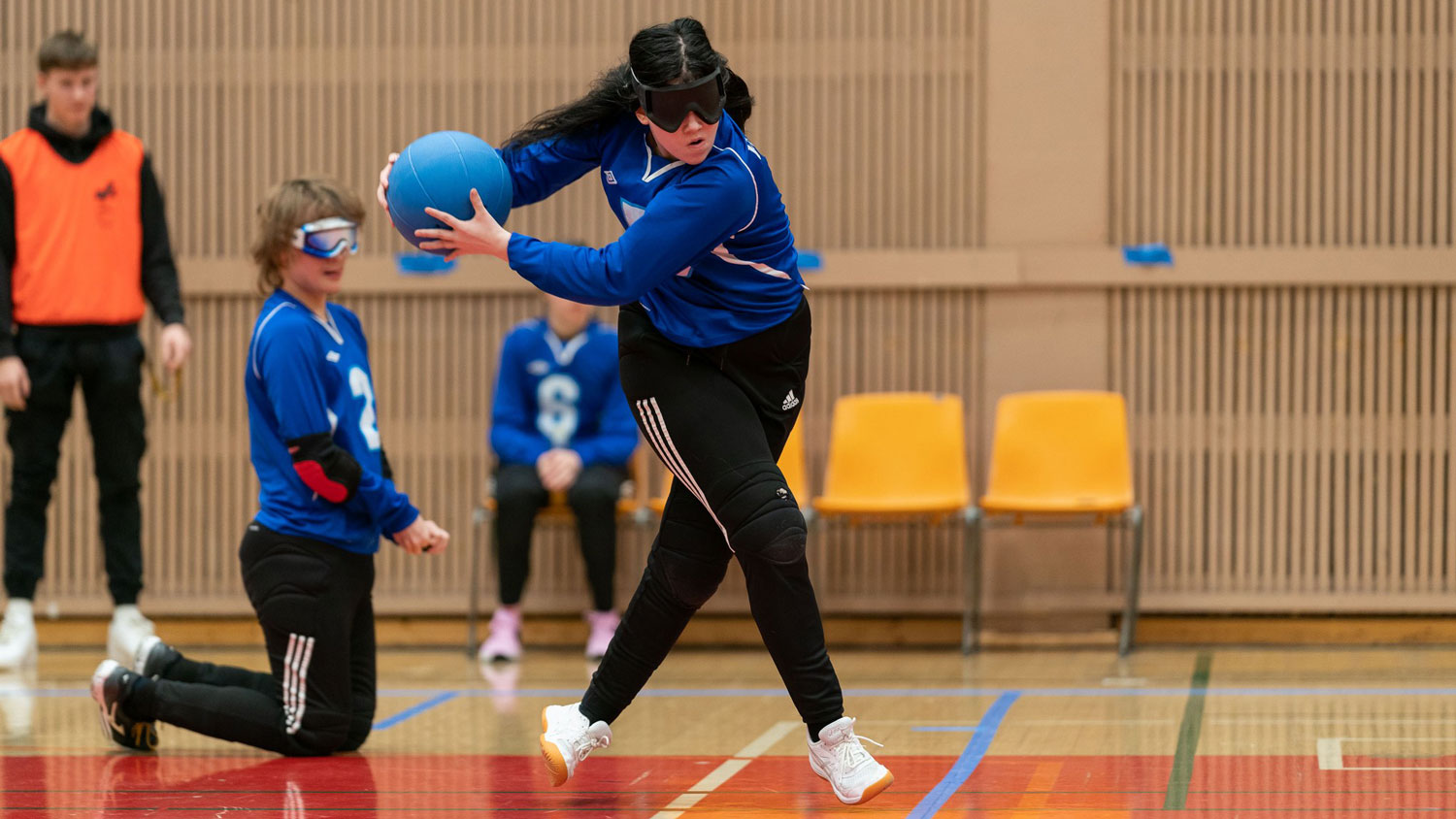 Aino Jaakkola heittämässä maalipalloa. Sininen pelivarustus.